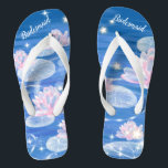 Floral Wasserlilie Blue White Wedding Bridesmaid F Flip Flops<br><div class="desc">Dieses wunderschöne Flip-Flops-Paar mit blühender Wasserlilie und glitzernden Sternen auf blauem Hintergrund mit Wasserwellen ist ein unvergessliches Geschenk für Hochzeitsfeier-Mitglieder: Braut, Brautmädchen, Brautmutter, Trauzeugin... Sie fügen Ihrem Hochzeitstag, Junggeselinnen-Abschied oder anderen Feierlichkeiten eine stilvolle Glamour hinzu. Strich Anpassen Sie es mit Ihrer Formulierung durch die Vorlagenfelder. Wenn Sie gewollt haben, um...</div>