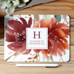 Floral Watercolor Burgundy Burnt Orange Monogram Mousepad<br><div class="desc">Dieses Design besticht durch einen Blumenstrauß in Aquarelltönen aus Bordeaux und verbrannten orangefarbenen Blume. Passen Sie es an mit dem Monogramm-Initial und dem Namen in bordeauxfarbenem Serif-Schriftart,  gerahmt von einem weißen Quadrat.</div>