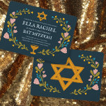 Floral Wreath Bat Mitzvah Handgezeichnet Custom Einladung<br><div class="desc">Perfekte Karte, um eine Bar mitzvah, Fledermausmitzvah oder andere jüdische Feier anzukündigen! Handgemachte Kunst für Sie! Vollständig anpassbar! Klicken Sie auf "Personalisieren" oben, um den Text zu bearbeiten. Klicken Sie auf "Bearbeiten mit dem Designwerkzeug", um die Schriftart, Farben und Einstellungen anzupassen. Auch können Sie den Kartenstil so ändern, dass er...</div>