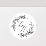 Floral Wreath Wedding Initial Monogram Runder Aufkleber<br><div class="desc">Maßgeschneiderte Hochzeitskleber mit moderner Kalligraphie und handgezeichnet Blumenkränzdesign. Ideal,  um Hochzeitskostüme,  Geschenkverpackungen und vieles mehr mit einer Touch Stil zu versehen.</div>