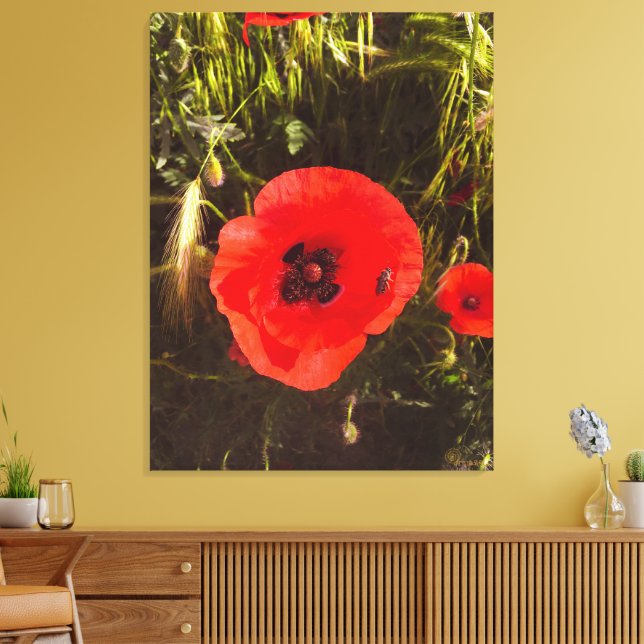 Florale Mohn-Träumerin – Botanische Fantasy-Kunst  Leinwanddruck (Insitu (Wohnzimmer))
