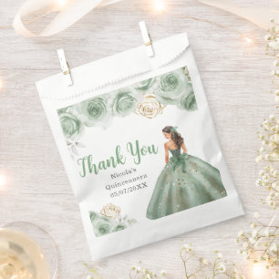 Florale Prinzessin in einem Salbeigrünen Kleid Qui Geschenktütchen