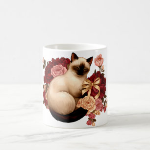 Florale Serenität: Eingeringelte Siamesenkatze in Kaffeetasse