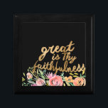 Floraler Glaube - Greath ist Deine Treue Erinnerungskiste<br><div class="desc">Floral Faith II von Studio W. "Great is Thy Faithfulness" in einem wunderschönen goldenen kursiven Skript neben Aquarellfarben-Blume gemacht.</div>