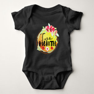 Florales Etikett zum Meilenstein für zweimonatige Baby Strampler