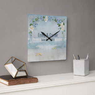 Florales Hochzeitsportal mit nautischem Netz Quadratische Wanduhr