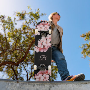 Florales Kirschblüten-Monogramm Schwarz Rosa  Skateboard