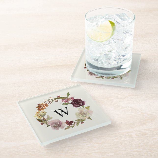 Florales Wasserfarben-Kranz-Monogramm Beige Glasuntersetzer (Schrägansicht)