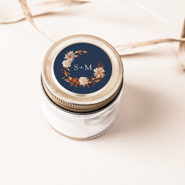 Florenkrez der Navy Fall Monogram Runder Aufkleber (Navy Blue Fall Monogram Floral Wreath Classic Round Sticker by Painted Paperie
)