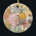 Florida Vintage Travel Beach Seashell Muschel Art Keramikornament<br><div class="desc">Florida - Dieses wunderschöne Bild von Florida ist aus alten Strandbildern und dem Vintagen Florida Ephemra gemacht, die alle in einer wunderschönen rosa und orangefarbenen Collage zusammengefügt sind. Die Florida Reisesaal-Collage zeigt altmodische Badeseen, große Muscheln und kühnen Florida-Text, der das Bild überragt. Es gibt Schmetterlinge und Sonnenbrillen, denn das ist...</div>