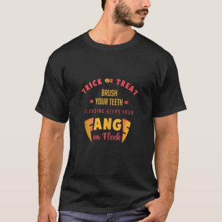 Flossen Behalte die Fangzähne auf der Tankoberseit T-Shirt