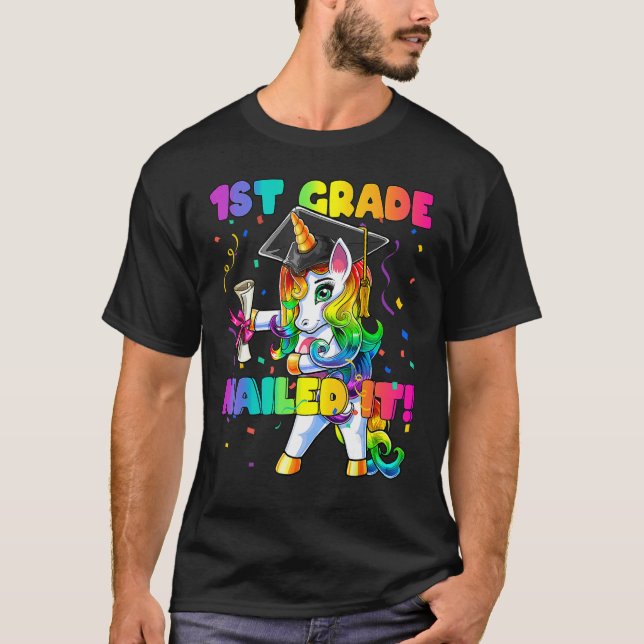 Flossing Unicorn 1st Grade Graduation Cap Diploma  T-Shirt (Vorderseite)