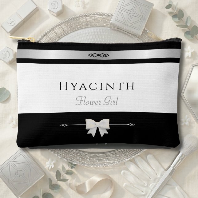 Flower Girl Gift | Minimalist Luxury Zubehörtasche (Something sweet for the littlest member of the party. A personalized pouch for the Flower Girl.)