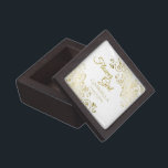 Flower Girl Mini Jewelry Keepake Box Hochzeitsgesc<br><div class="desc">Diese wunderschöne Minkschmuck- oder Keepsake-Box ist als Hochzeitsgeschenk oder Gunst für Blume Girls konzipiert. Es ist für die Koordination mit unserer Gold Foil Elegant Wedding Suite konzipiert und verfügt über eine goldene Imitat-Folie, die mit dem Text "Flower Girl" geblüht ist. Außerdem gibt es einen Ort, um ihren Namen, den Namen...</div>