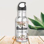 Flower Girl Vorschlag Geschenk Custom Boho Cotatta Edelstahlflasche<br><div class="desc">Suchen Sie das perfekte Geschenk für Ihr Blumenmädchen? Schauen Sie nur personalisiert boho cogesscore Blume Mädchen Edelstahl Wasserflasche! Dieses einzigartige und personalisierte Geschenk eignet sich perfekt für jedes Brautparty der Braut. Diese Wasserflasche ist nicht nur eine großartige Möglichkeit, Ihre Wertschätzung für Ihre Blume zu zeigen, sondern sie ist auch ein...</div>