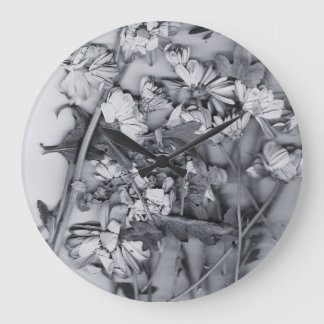 Flowers in Black and White Große Wanduhr
