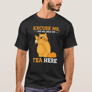 Fluffige mürrische Katze zum Tee