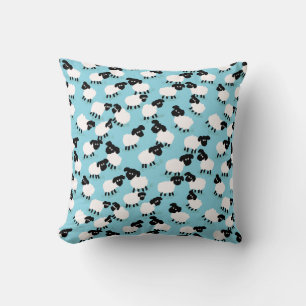Fluffige Schafe auf Babyblau Kissen