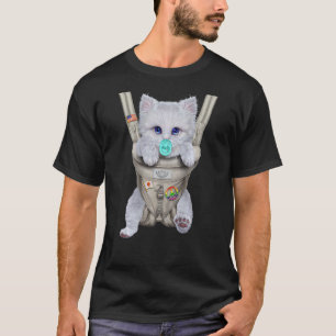Fluffige weiße Katze mit Schnuller in der Babytrag T-Shirt
