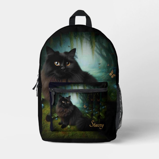 Fluffy Black Cat in Misty Woods Name Bedruckter Rucksack (Vorderseite)