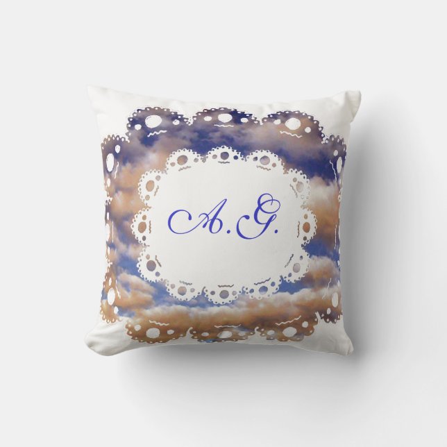 Fluffy Clouds und Monogramm Pillow Kissen (Vorderseite)
