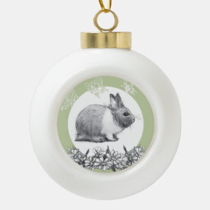 Fluffy Hare mit Schmetterlingen auf grünem Hinterg Keramik Kugel-Ornament