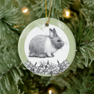 Fluffy Hare mit Schmetterlingen auf grünem Hinterg Keramik Ornament