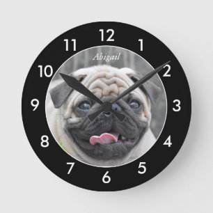Fluffy Mops Dog Personalisierte schwarze Grenze Runde Wanduhr