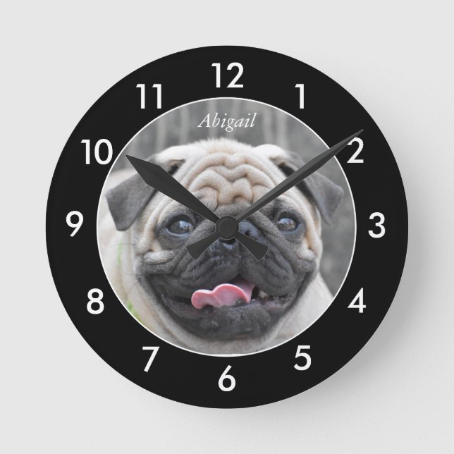 Fluffy Mops Dog Personalisierte schwarze Grenze Runde Wanduhr (Vorderseite)