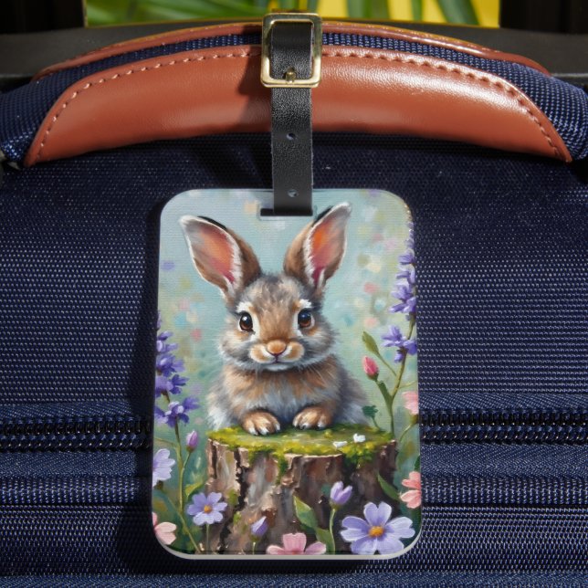 Fluffy Rabbit in einem Feld von Blume Gepäckanhänger (Vorderseite Insitu 2)