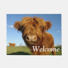 Fluffy Scottish Highland Cow - Blue Sky Fußmatte