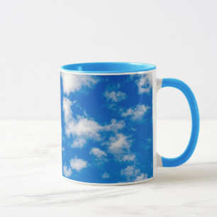 Fluffy White Clouds in einem blauen Himmel Tasse