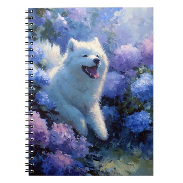 Fluffy White Dog unter Blue Hydrangeas Notebook Notizblock (Vorderseite)