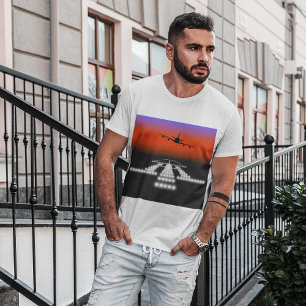 Flugabend auf einem T - Shirt der Start- und Lande