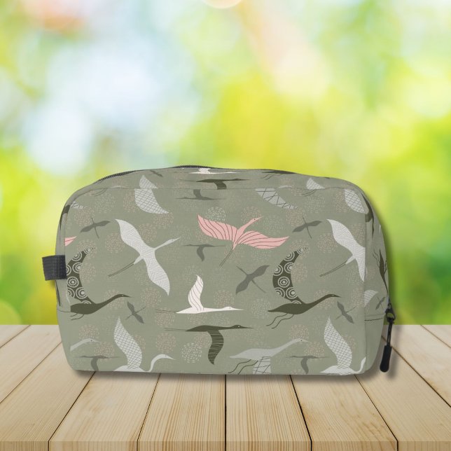 Flügelkranmuster auf Salbeigrün Waschbeutel (Von Creator hochgeladen)