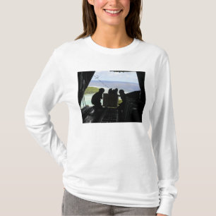 Fluggesellschaften drängen eine Palette gespendete T-Shirt