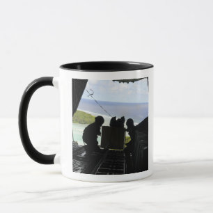 Fluggesellschaften drängen eine Palette gespendete Tasse