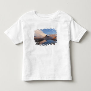 Fluggeyser mit schneebedeckter Granitpalette Kleinkind T-shirt