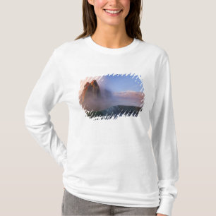 Fluggeyser mit schneebedeckter Granitpalette T-Shirt