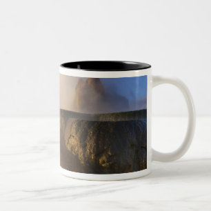 Fluggeyser mit schneebedeckter Granitpalette Zweifarbige Tasse