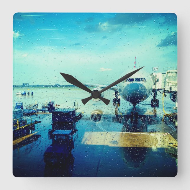Flughafen in Rain Quadratische Wanduhr (Vorderseite)