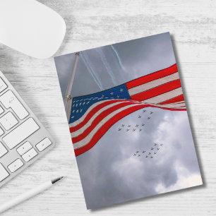 Flugzeug am Himmel und amerikanische Flagge, Spaß, Feiertagspostkarte