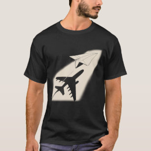 Flugzeug aus Papier mit dem Schatten einer Jet T-Shirt