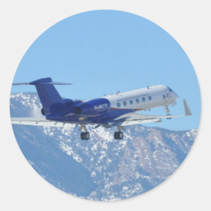 Flugzeug, das am Flughafen sich entfernt Runder Aufkleber