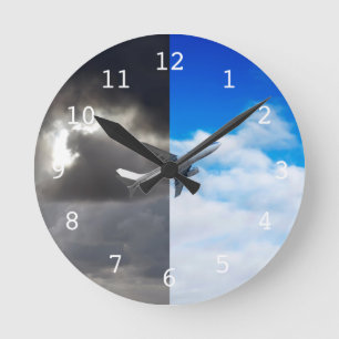 Flugzeug, das aus dem stürmischen Himmel in den bl Runde Wanduhr