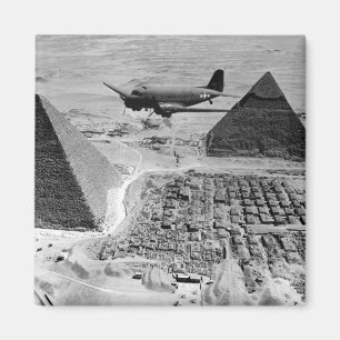 FLUGZEUG des Zweiten Weltkriegs, die über Pyramide Magnet