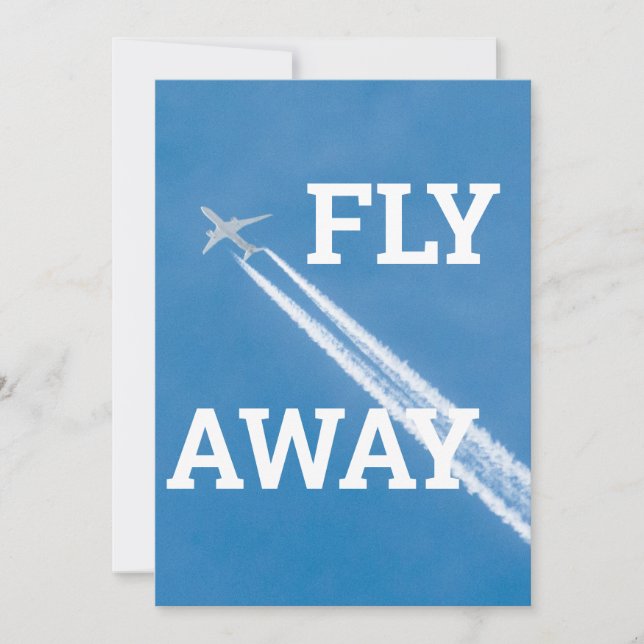 Flugzeug fliegt in blauem Himmel (Vorderseite)