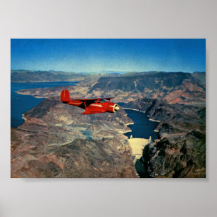 Flugzeug fliegt über den Hoover Dam Vintage Poster