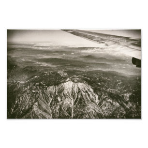 Flugzeug über schneebedeckte Berge Fotodruck