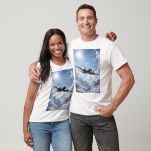 Flugzeug und Vögel in Harmonie unter der Sonne T-Shirt